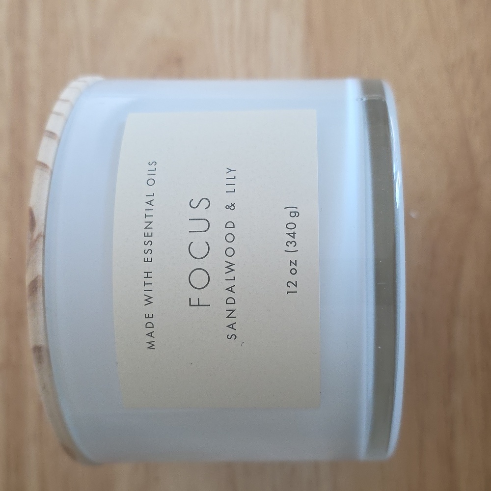 Threshold Brand 3 Wick Candle FOCUS Sandalwood & Lily  12oz